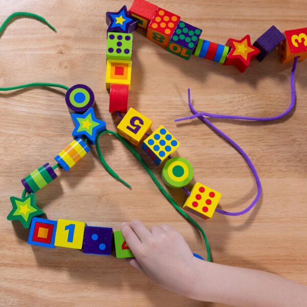 ⁦משחק השחלת חרוזים מעץ מספרים ואותיות של מליסה ודאג⁩ – תמונה ⁦3⁩