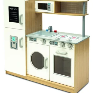 מטבח מעץ ענק עם מקרר לילדים